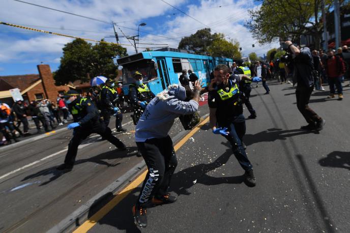 policija-i-demonstranti-u-melburnu.jpg