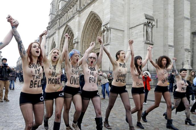 femen-papa-notr-dam.jpg