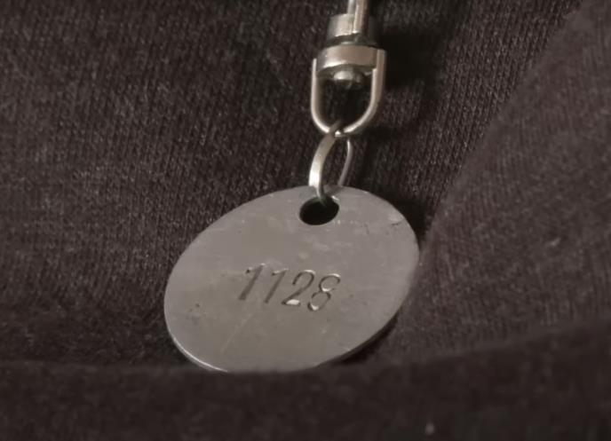 Metalni krug sa brojem 1128 koji je Živko Ivančević nosio oko vrata