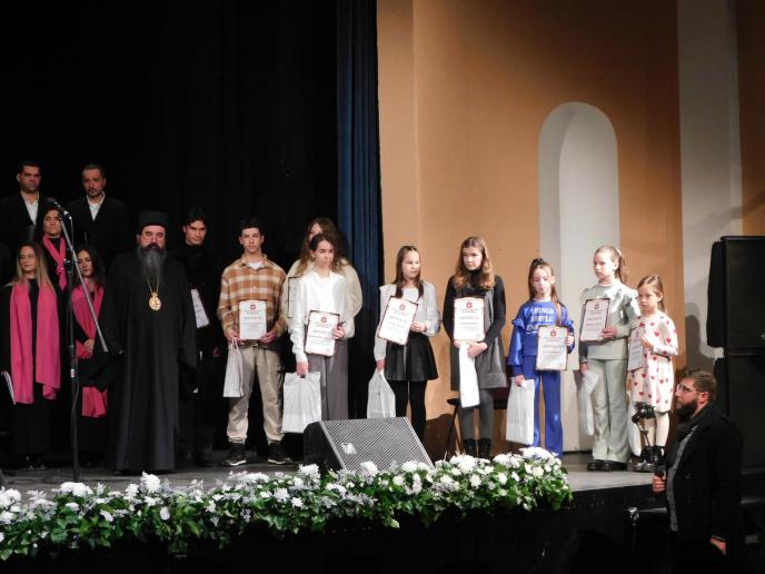 loznica--vladika-jerotej-sa-nagradjenimdjacima.jpg