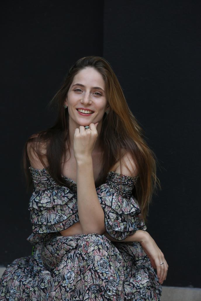 Marija Bergam pozira u cvetnoj haljini