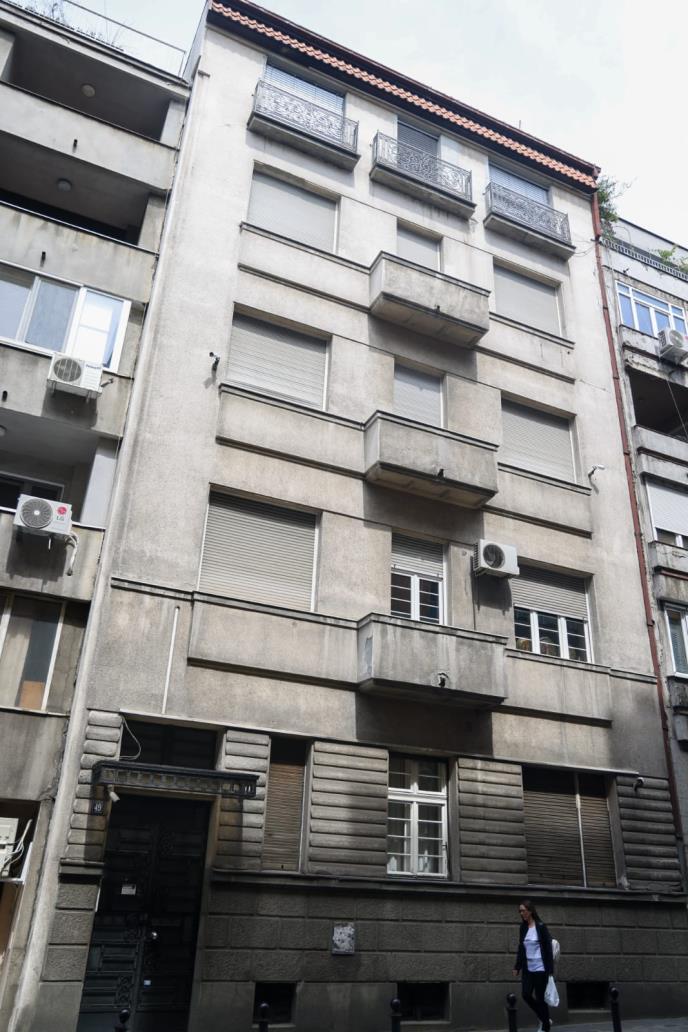 NIKOLINA NAJAVILA HAOS, KURIR NA LICU MESTA: Evo šta se dešava ispred stana Vidojeve udovice