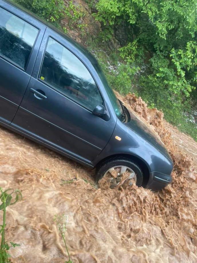 nevreme-uzice--automobil-iz-koga-je-spasena-troclana-porodica11.jpg