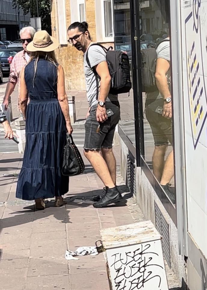 Verica Rakočević i Veljko šetaju ulicom