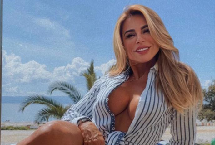 Andrea Sanšajn u košulji na plaži