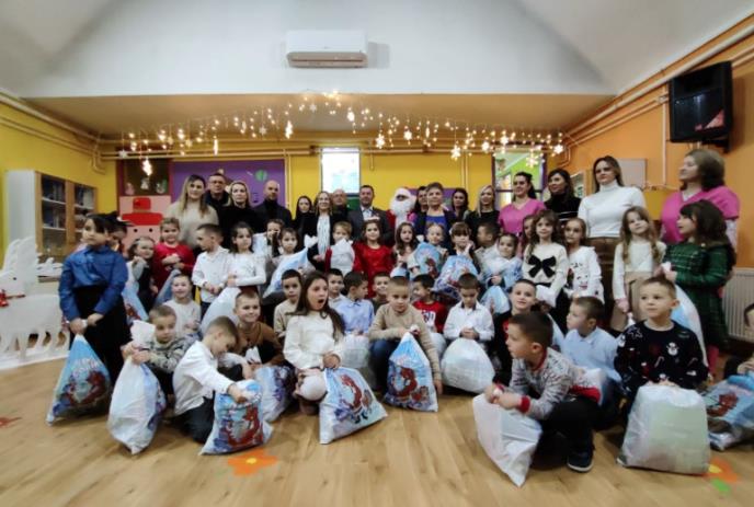 2024-12-27 16_44_39-Новогодишњи пакетићи, дар председника Вучића, подељени деци предшколских установ.png
