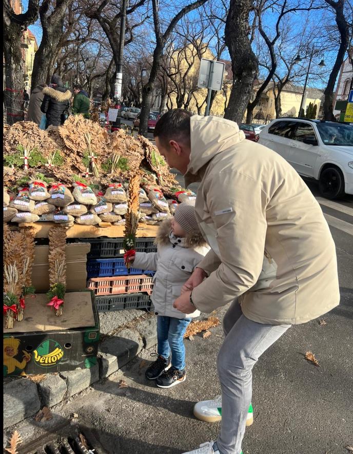 Siniša Medić sa sestrićem u kupovini badnjaka.jpg