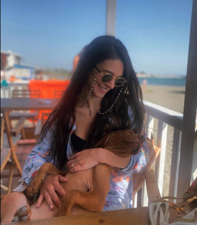 Ksenija Repić na letovanju sa psom u naručju