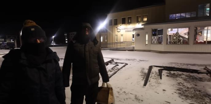 Sajmon Vilson posetio Longjerbijen 2.png