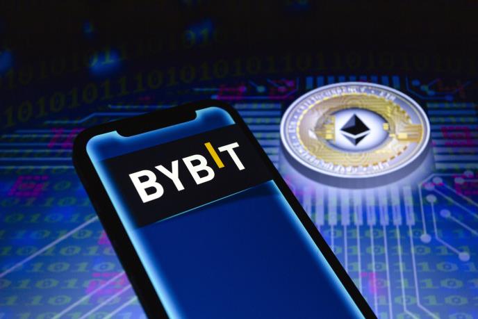 ByBit logo na mobilnom telefonu