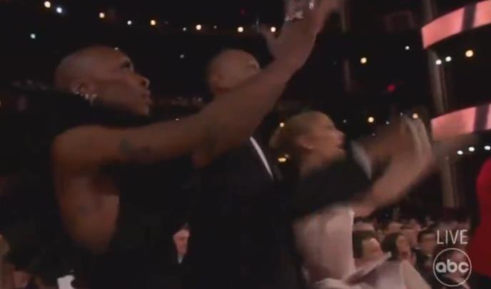 Arijana Grande haljina telefon Oskar (1).jpg