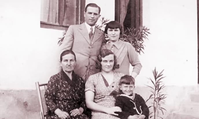 Nikola Kalabić sa ženom Borkom, sestrom i majkom.jpg