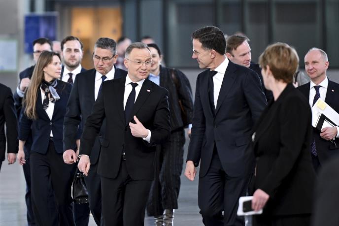 macorn01 AP Harry Nakos.jpg