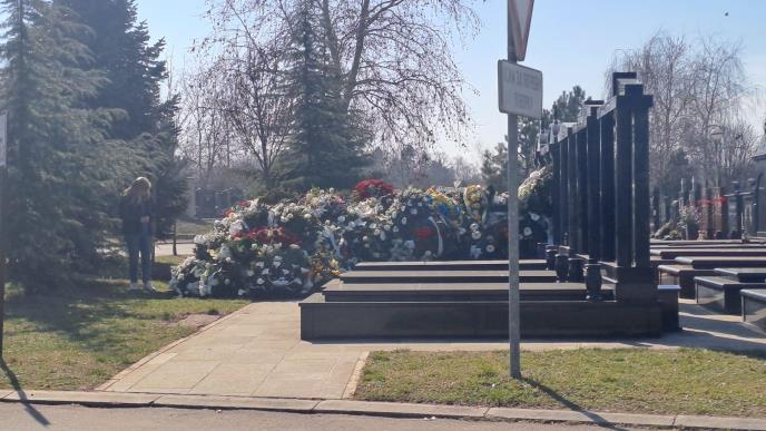 PORODICA DOŠLA NA GROB SAŠE POPOVIĆA DAN NAKON SAHRANE Sveštenik stigao prvi, neutešna udovica sa decom i snajkom uradila ovo (VIDEO+FOTO)