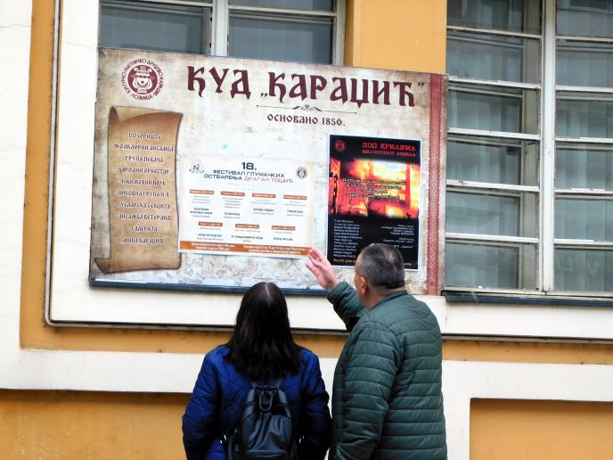 LOZNICA -Stižu glumci.JPG