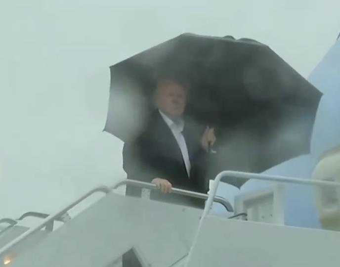 Donald Tramp imao nezgodu sa kišobranom