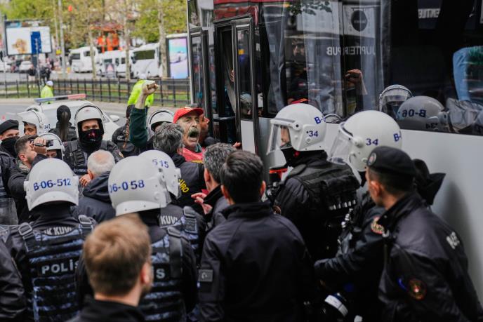 av06 AP Khalil Hamra.jpg