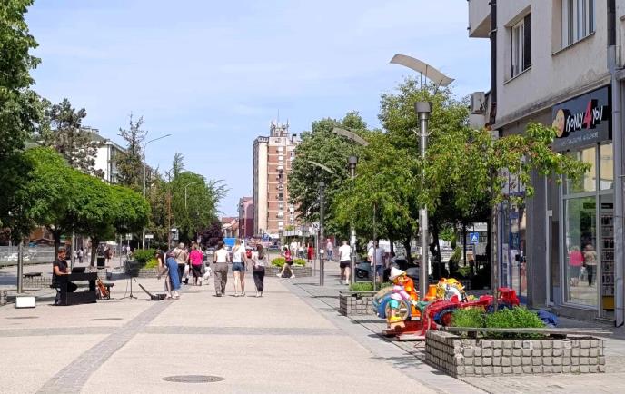 LOZNICA - Ulična muzika na šetalištu (1).jpg