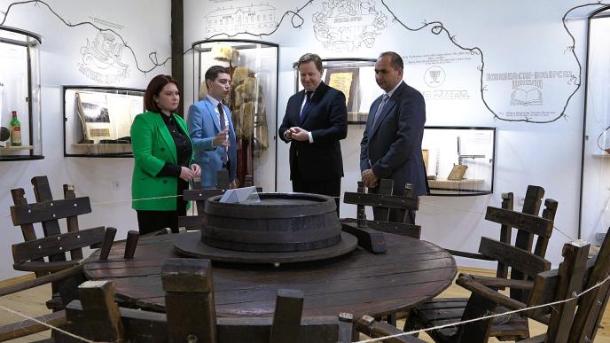 Ambasador Slovačke u Muzeju vinarstva.jpg