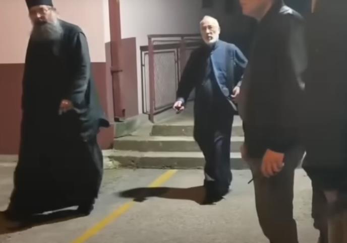 Dekan Bogoslovije izlazi s fakulteta.jpg