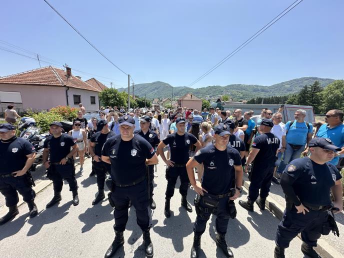 1749379603_kosjeric-izbori-blokada-fotorina1.jpg