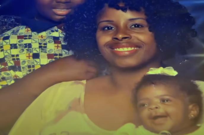 Kamija Mobli sa ženom koja ju je otela i odgajala