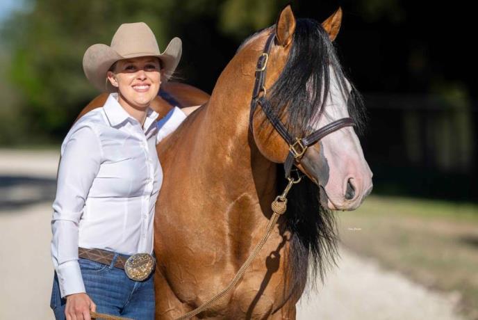 Đina Šumaher pozira sa konjem