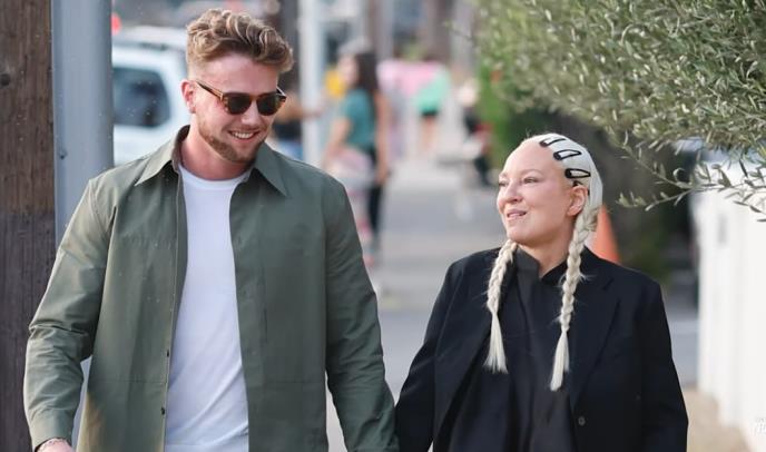 Sia i Hari Džouzi se drže za ruke.jpg