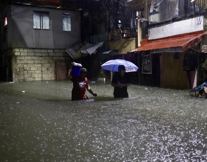 filipini05 EPA Francis R Malasig.jpg