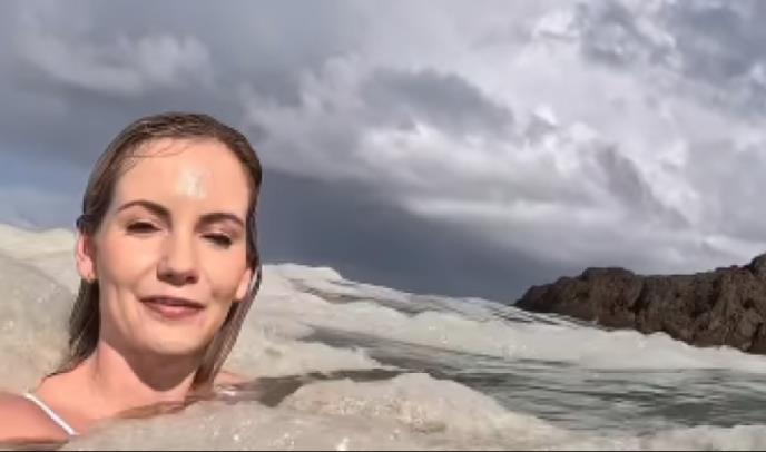 Influenserka se okupala u kanalizacionoj vodi.jpg