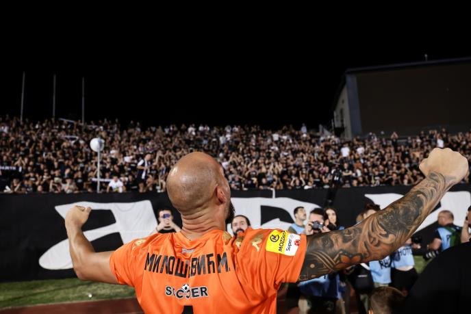 Slavlje igrača i navijača Partizana posle utakmice sa Oleksandrijom