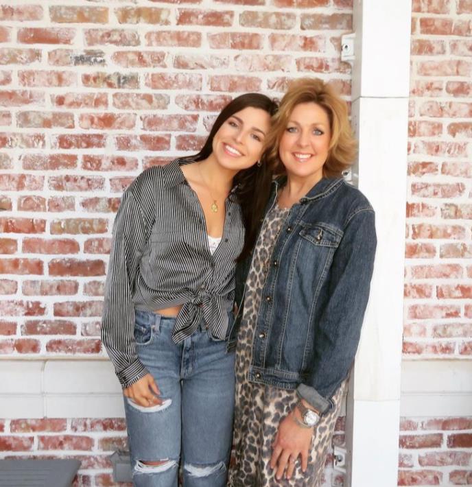 Džuli Nil sa ćerkom pozira ispred zida.jpg