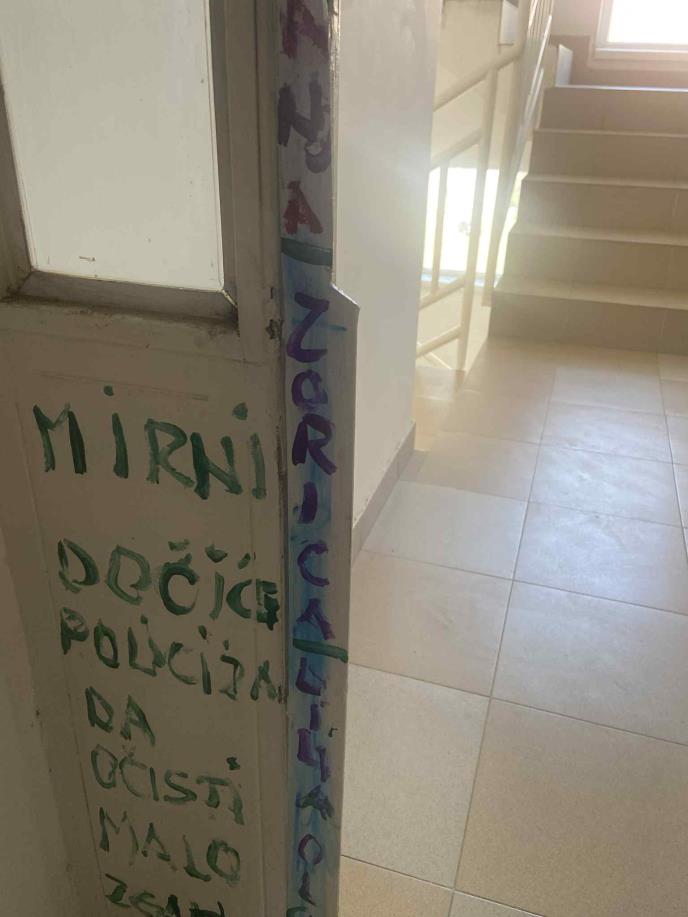 Mirni dečice, policija da očisti malo, ovo su poruke koja komšinice ostavlja na zidu