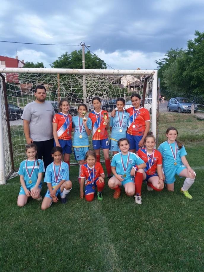 Denis Blagojević sa decom GFK.jpg