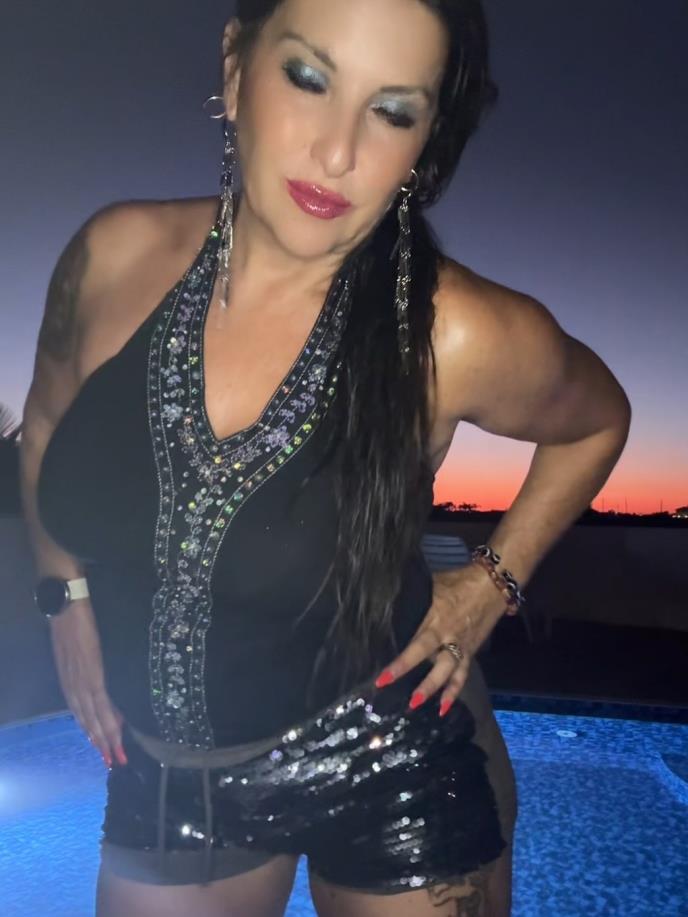 Amanda Mos u noćnom izlasku