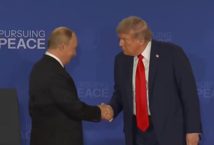 Donald Tramp i Vladimir Putin na sastanku na Aljasci 2025

Sastanak Trampa i Putina iza zatvorenih vrata

Aljaska sastanak lidera SAD i Rusije