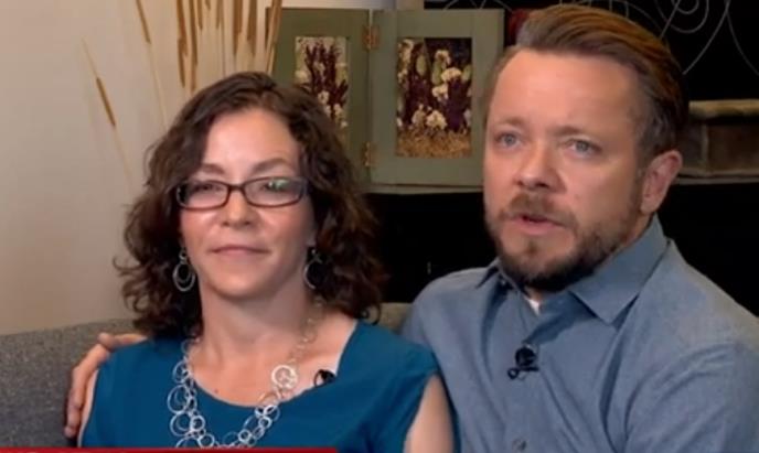 Dona i Vaner Džonson sede u dnevnoj sobipng