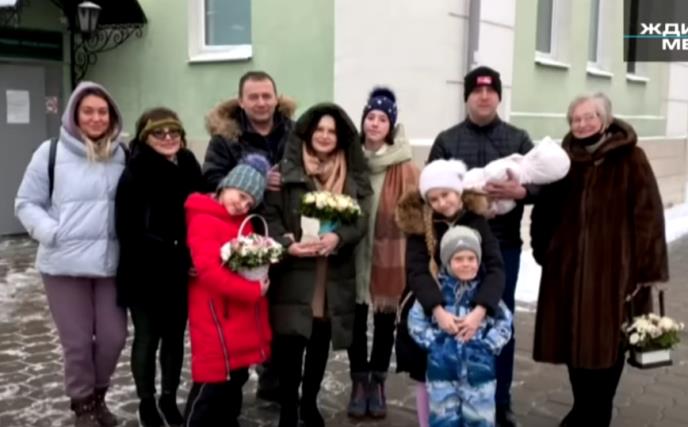 Olga sa porodicom na okupu.jpg