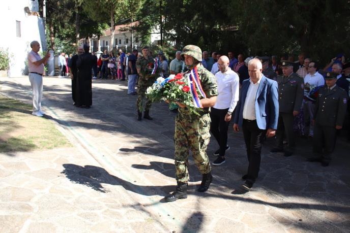 Polaganje venaca na spomen obeležje Rajevskog.jpg