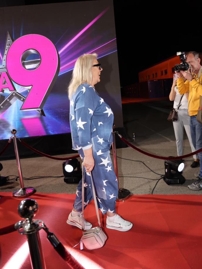 "SVINJO, TI SI NAJGORI ČOVEK OVDE" Zorica Marković ovakvu sramotu nije doživela u rijalitiju, njih troje napali pevačicu, haos u Eliti!