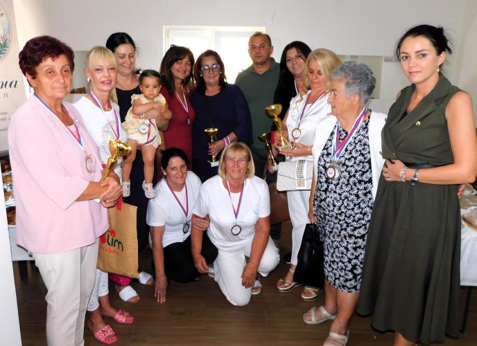 LOZNICA - Nagradjene sa čelnicima grada.JPG