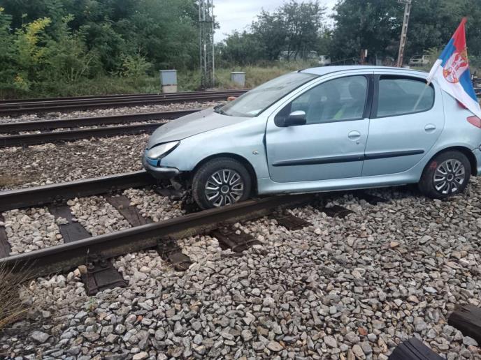 Golubinci auto na pruzi 1.jpg