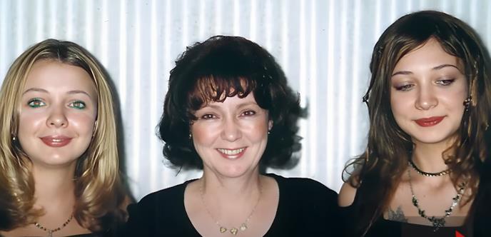 Merilin Beržeron sa mamom i sestrom.jpg