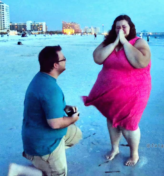 Leksi Rid zaprosio momak na plaži.jpg