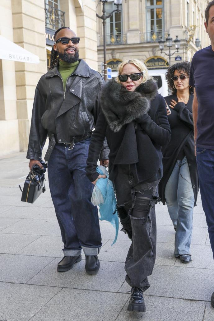 Madona u Parizu umotana u plavi šal i velike naočare tokom Nedelje mode