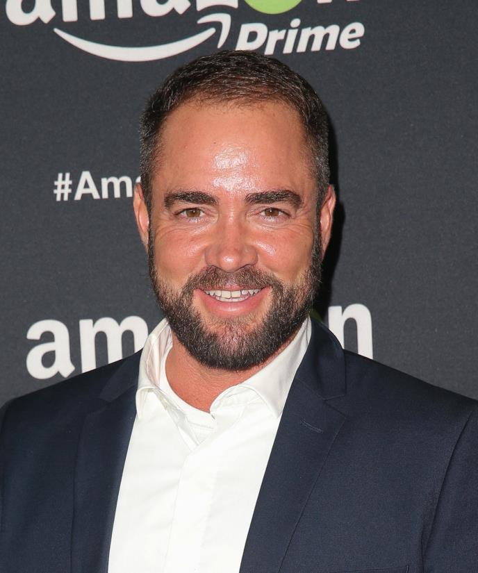 Ian Harvi u smokingu na svečanosti