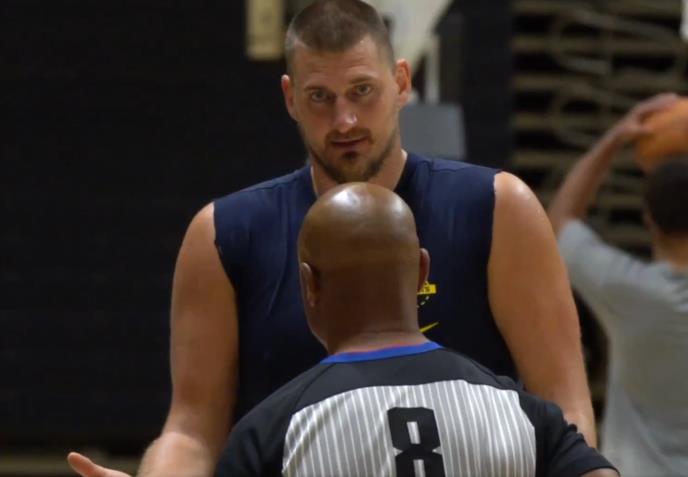 Jokić razgovara sa sudijama