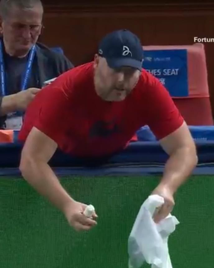 Đoković koristi rukavicu da se rashladi