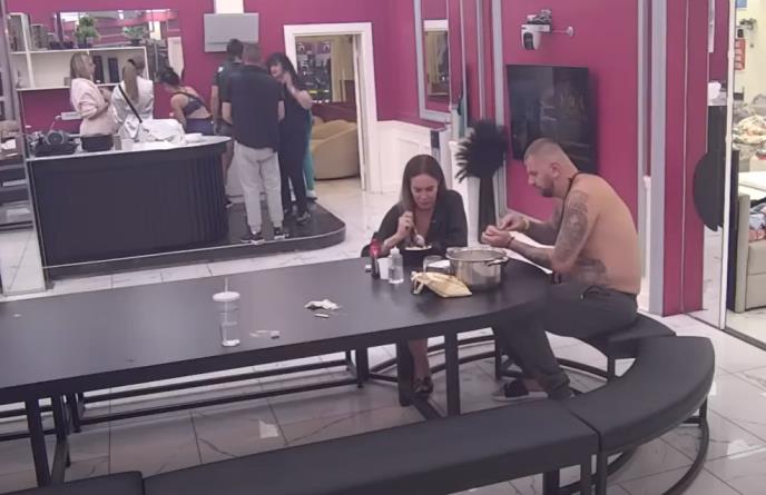 MILENA KAČAVENDA I JANJUŠ JAVNO RAZMENJUJU NEŽNOSTI: Učesnici Elite nikad prisniji "Neko od tebe napravi cica macu..."