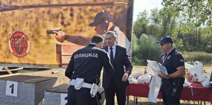 Direktor UIKS-a Dejan Carević uručuje medalju pobednicima u ekipnoj kategoriji.jpg